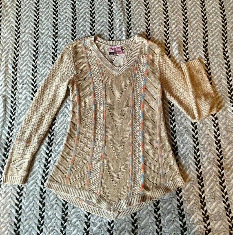 Vneck sweater with pointed hem